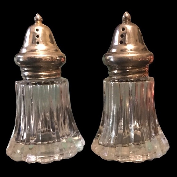 Set of 2 Vintage Silver Bell Cut Glass Salt & Pepper Shakers - Picture 3 of 4